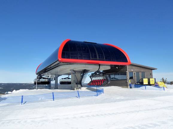 Nesfjellet Express - 8-persoons hogesnelheidsstoeltjeslift (koppelbaar) met kap en stoelverwarming Nesfjellet Express - 8-persoons hogesnelheidsstoeltjeslift (koppelbaar) met kap en stoelverwarming